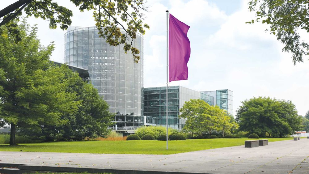 Fahnenmast in einem großen Park mit Fahne