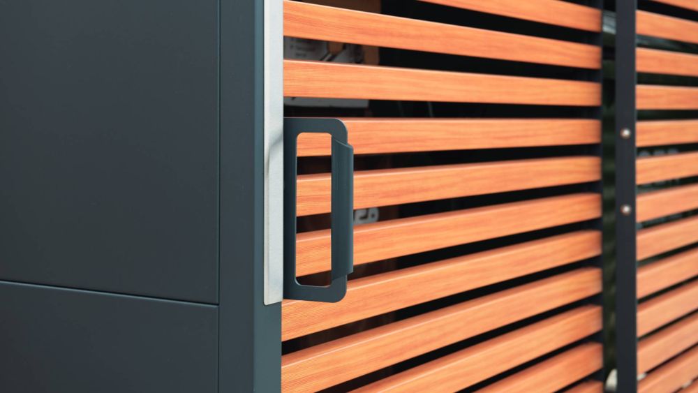 Mülltonnenbox mit Holzoptik in Nahaufnahme